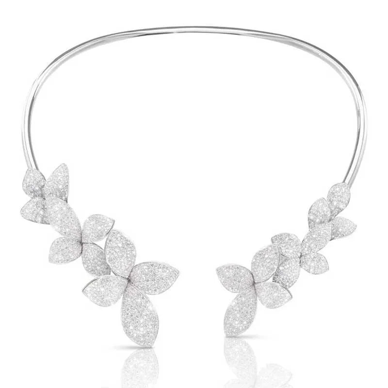 Collar elegante con flor de cristal