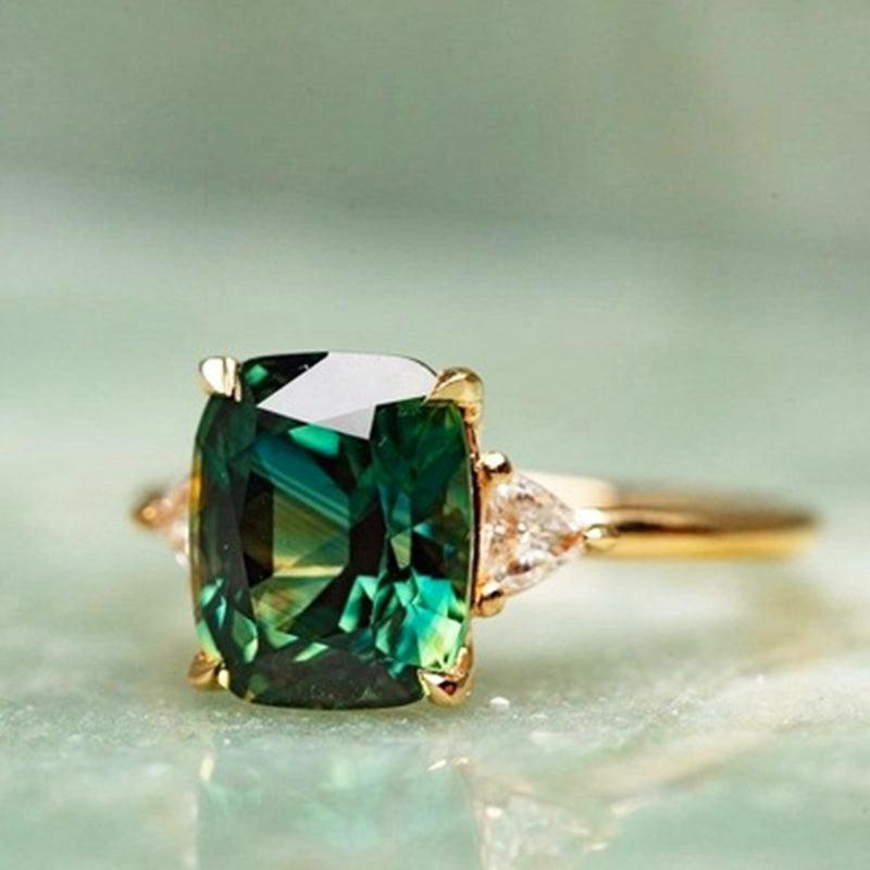 Élégante bague carrée ornée d’une émeraude
