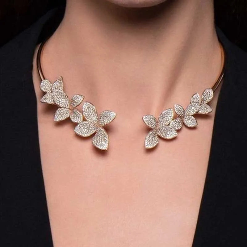 Collar elegante con flor de cristal