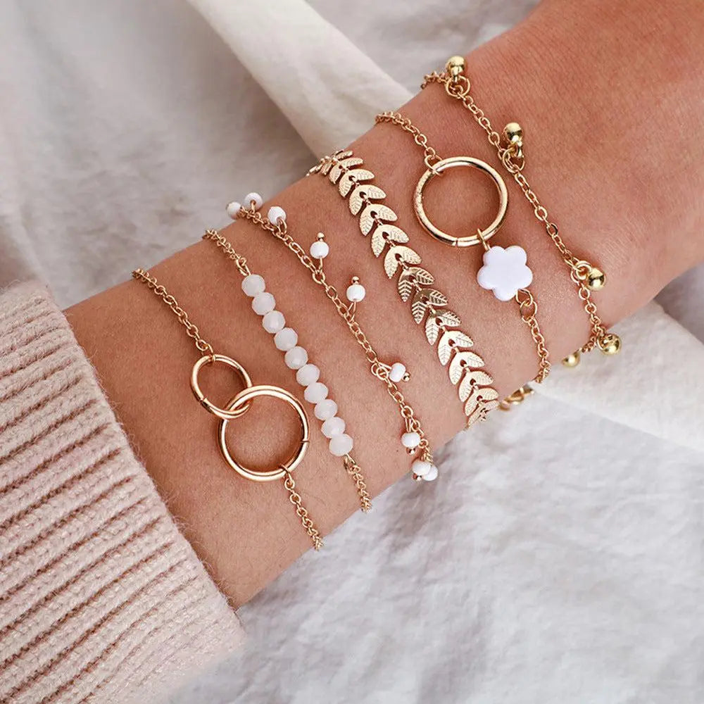 Conjunto de pulseras bohemias doradas encantadoras