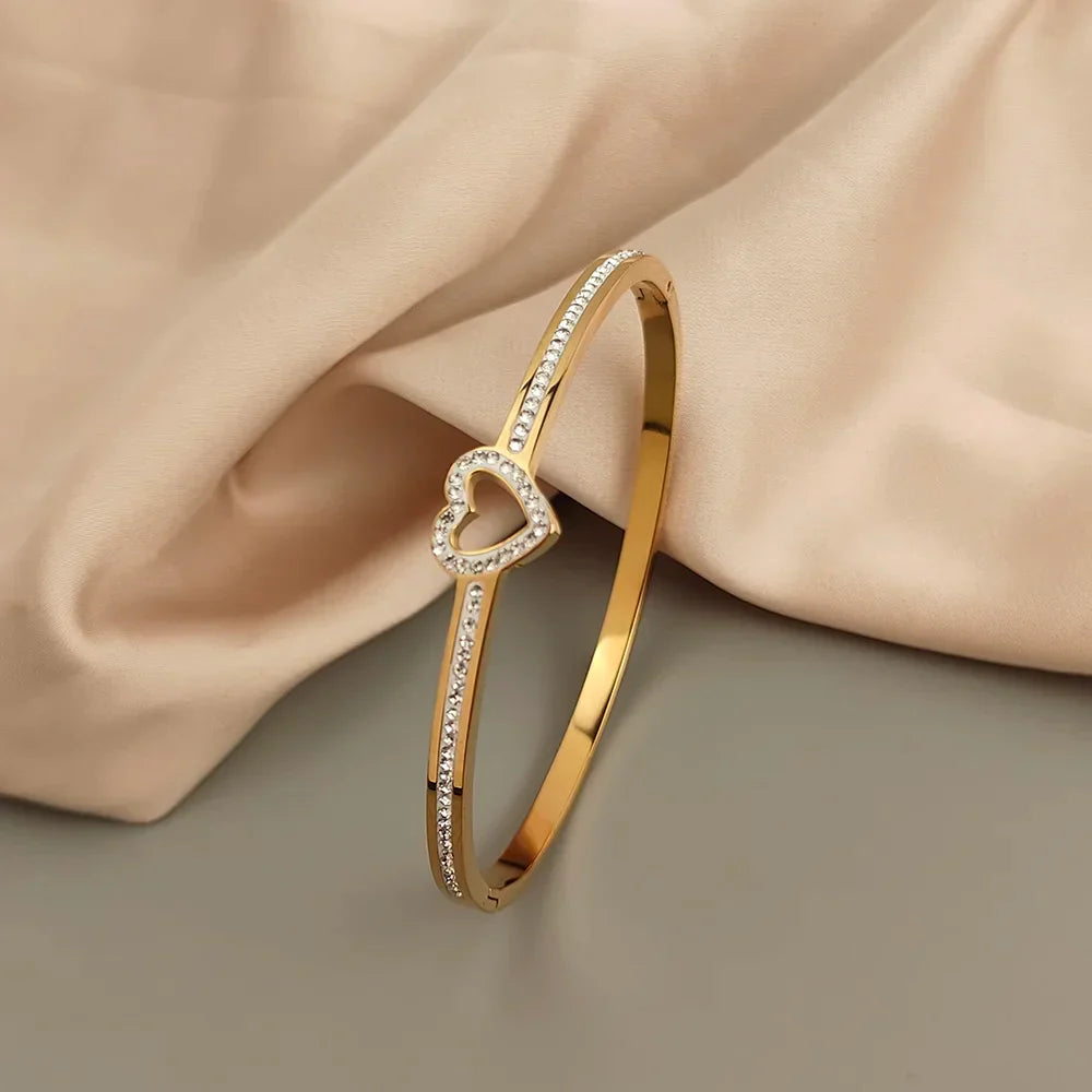 Pulseras rígidas elegantes con dijes en forma de corazón