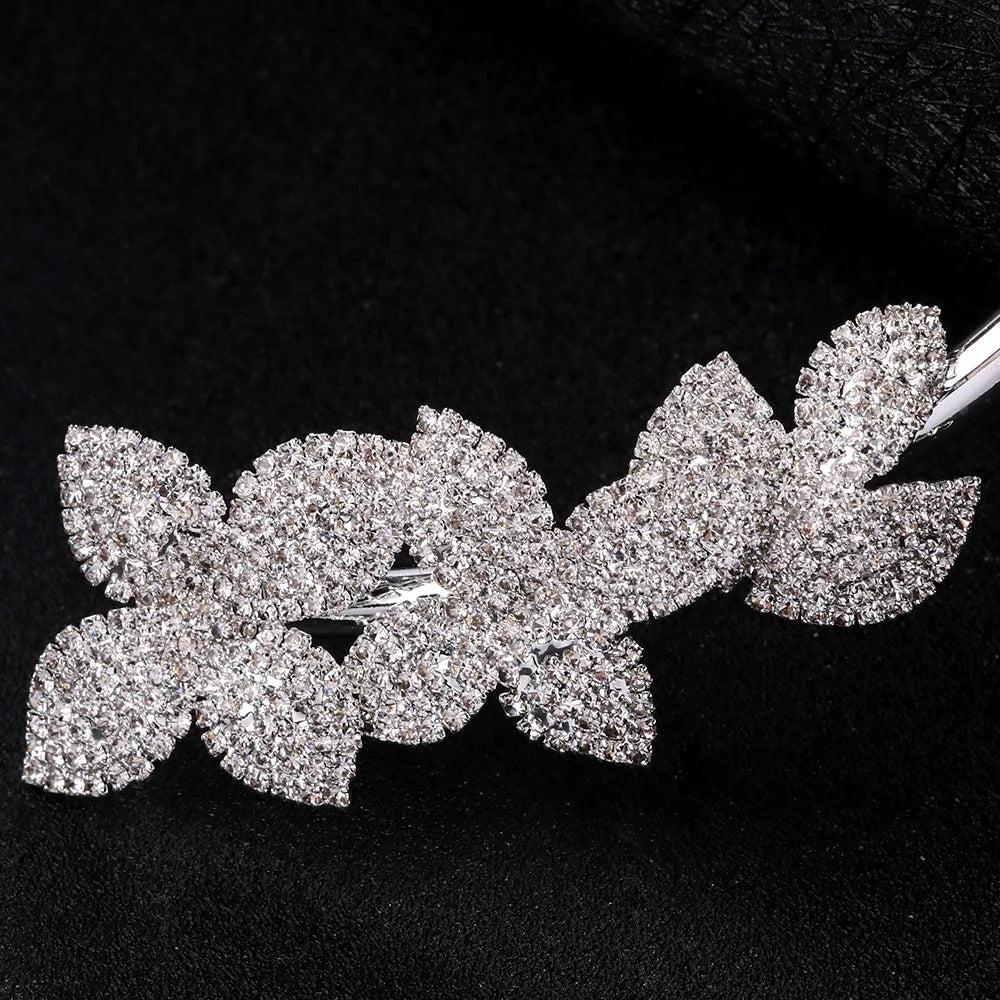 Collar elegante con flor de cristal