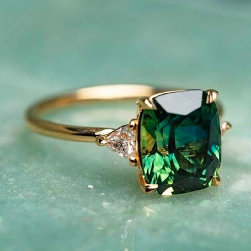 Élégante bague carrée ornée d’une émeraude