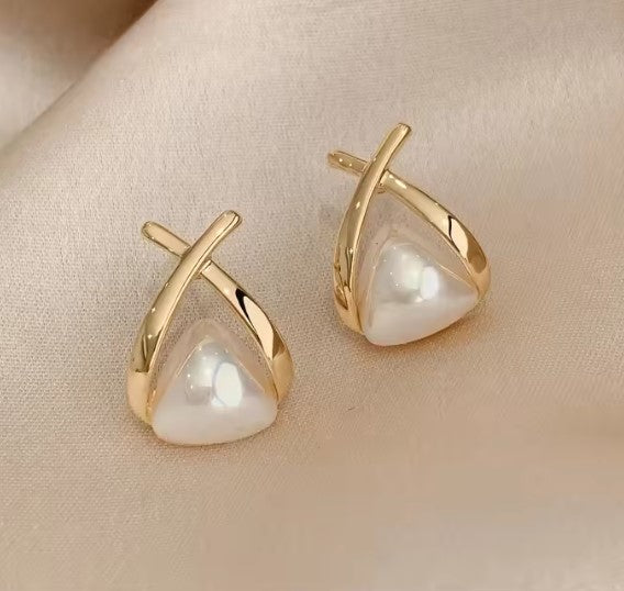 Boucles d’oreilles pendantes vintage avec croix, triangle et perle