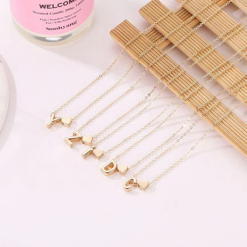 Collar elegante dorado con inicial en forma de corazón