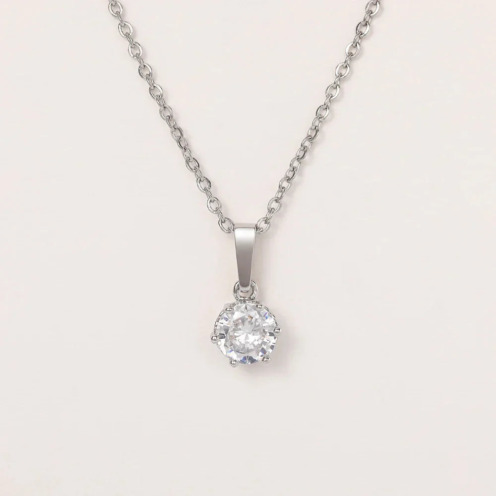 Collier classique avec pendentif en zircon