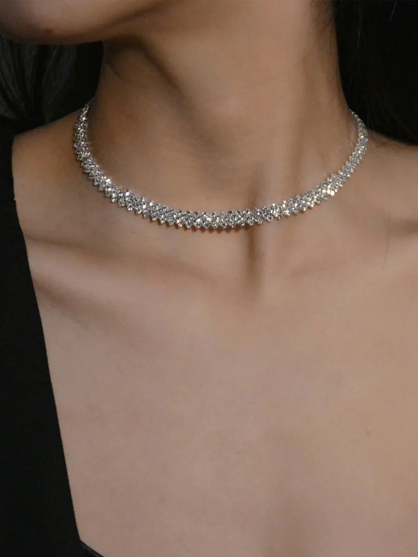 Collier ras du cou élégant avec strass