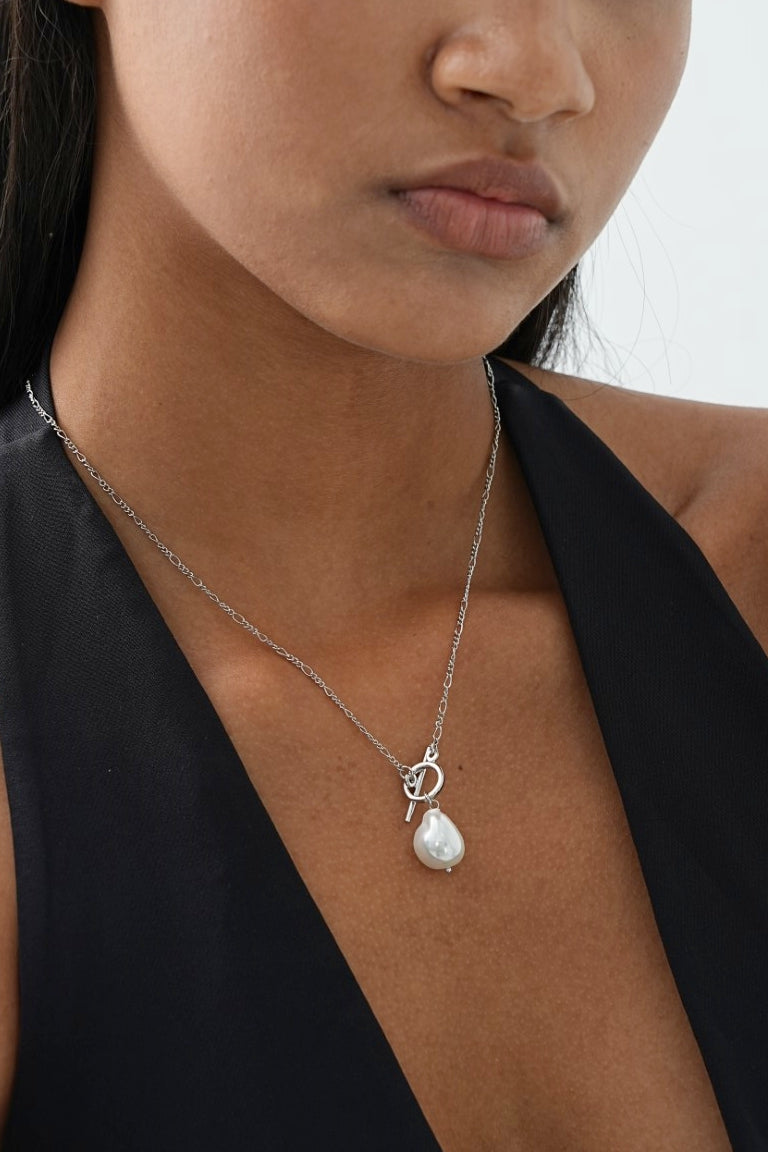 Collar elegante dorado con perlas