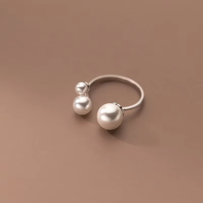 Anello elegante con trio di perle