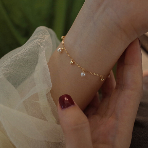 Pulsera elegante con margaritas