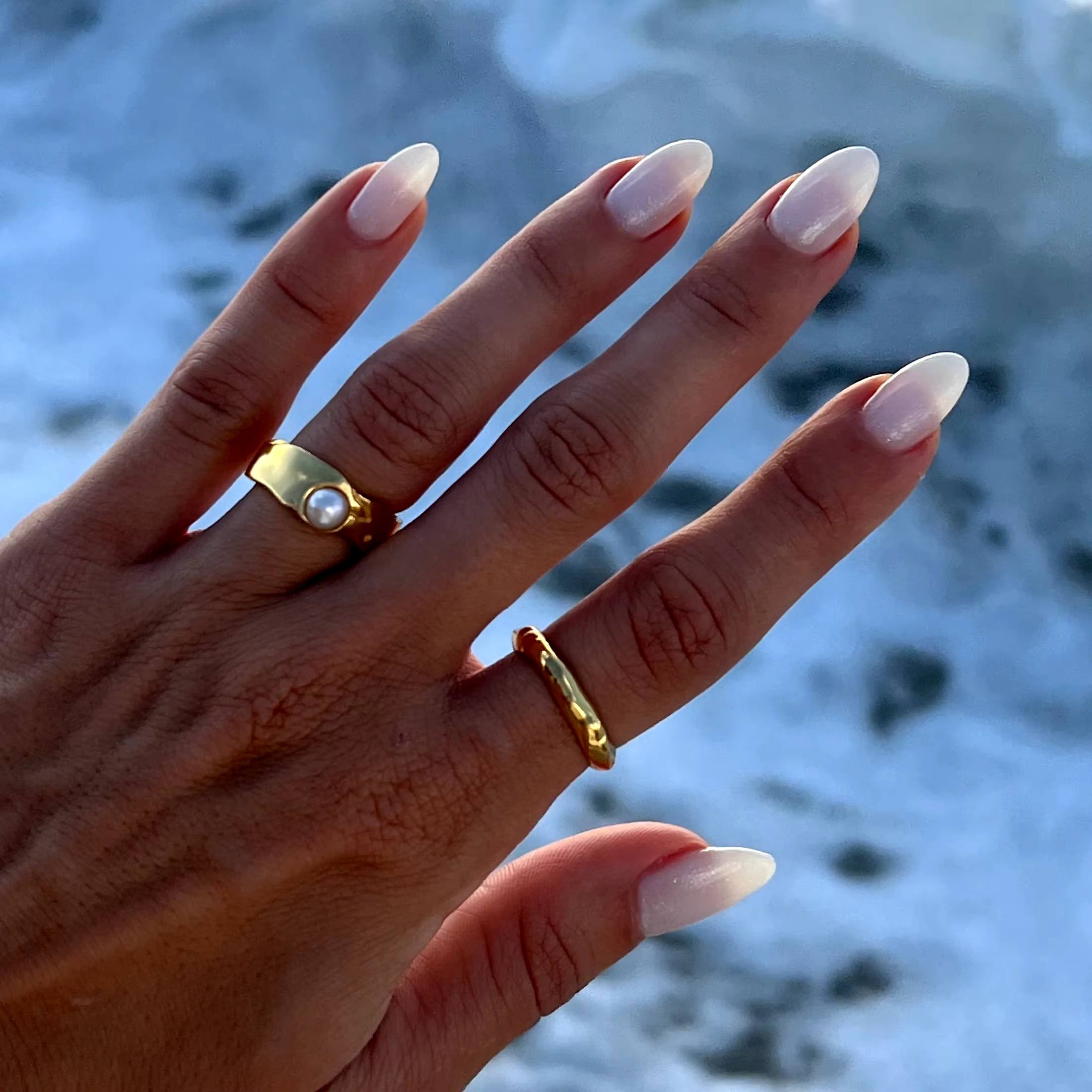 Anillo elegante dorado con perla natural