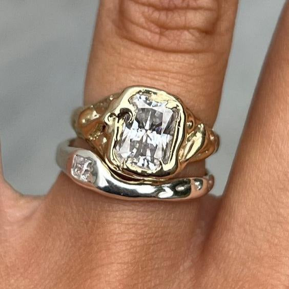 Conjunto de anillos apilables brillantes en oro y plata
