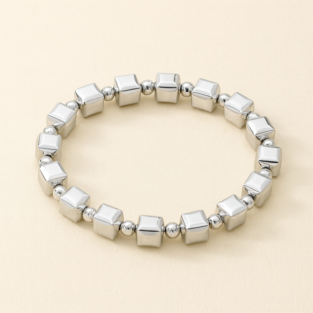 Pulsera atemporal de plata con detalles de perlas cúbicas