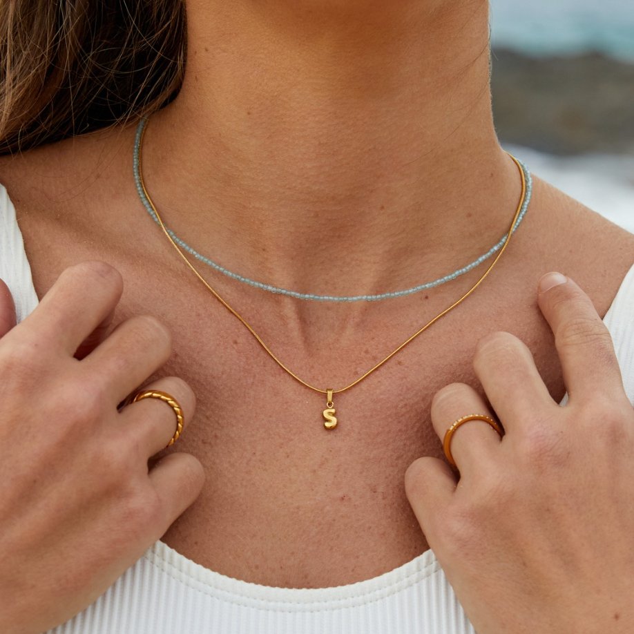 Collar elegante con letra estilo burbuja