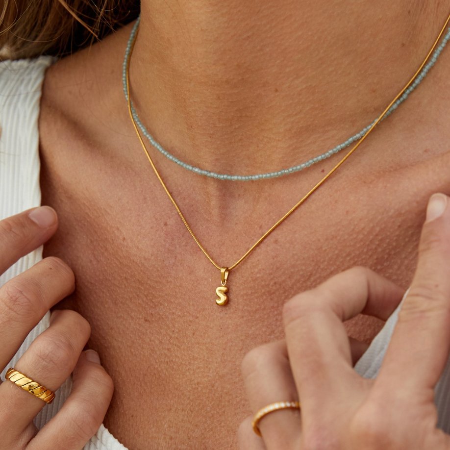 Collier chic avec lettre style bulle