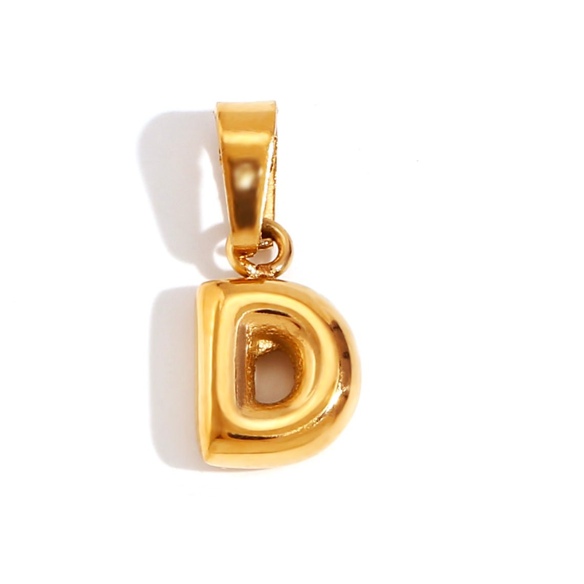 Collar chic con letra estilo burbuja