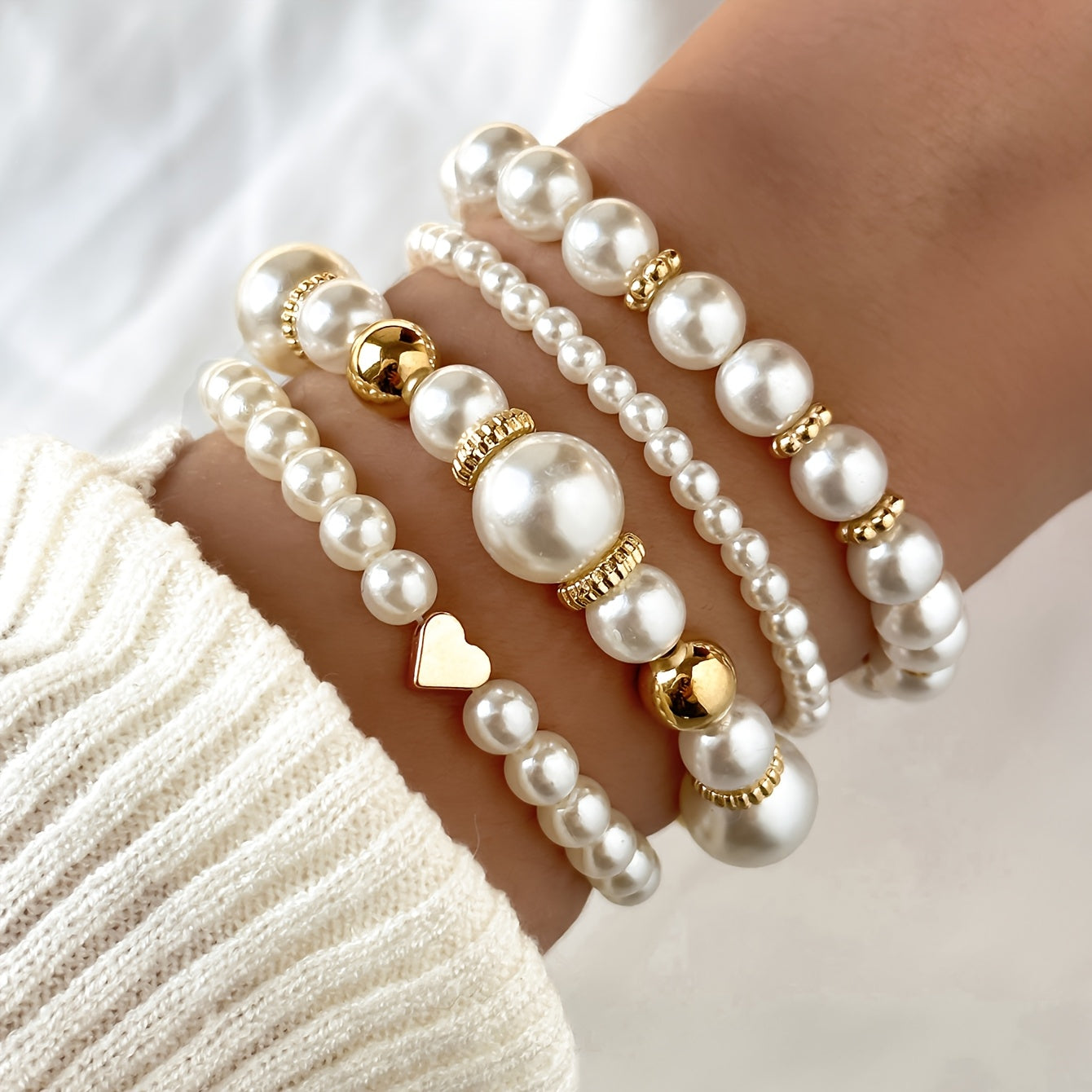 Conjunto de pulseras elegantes con perlas y corazón