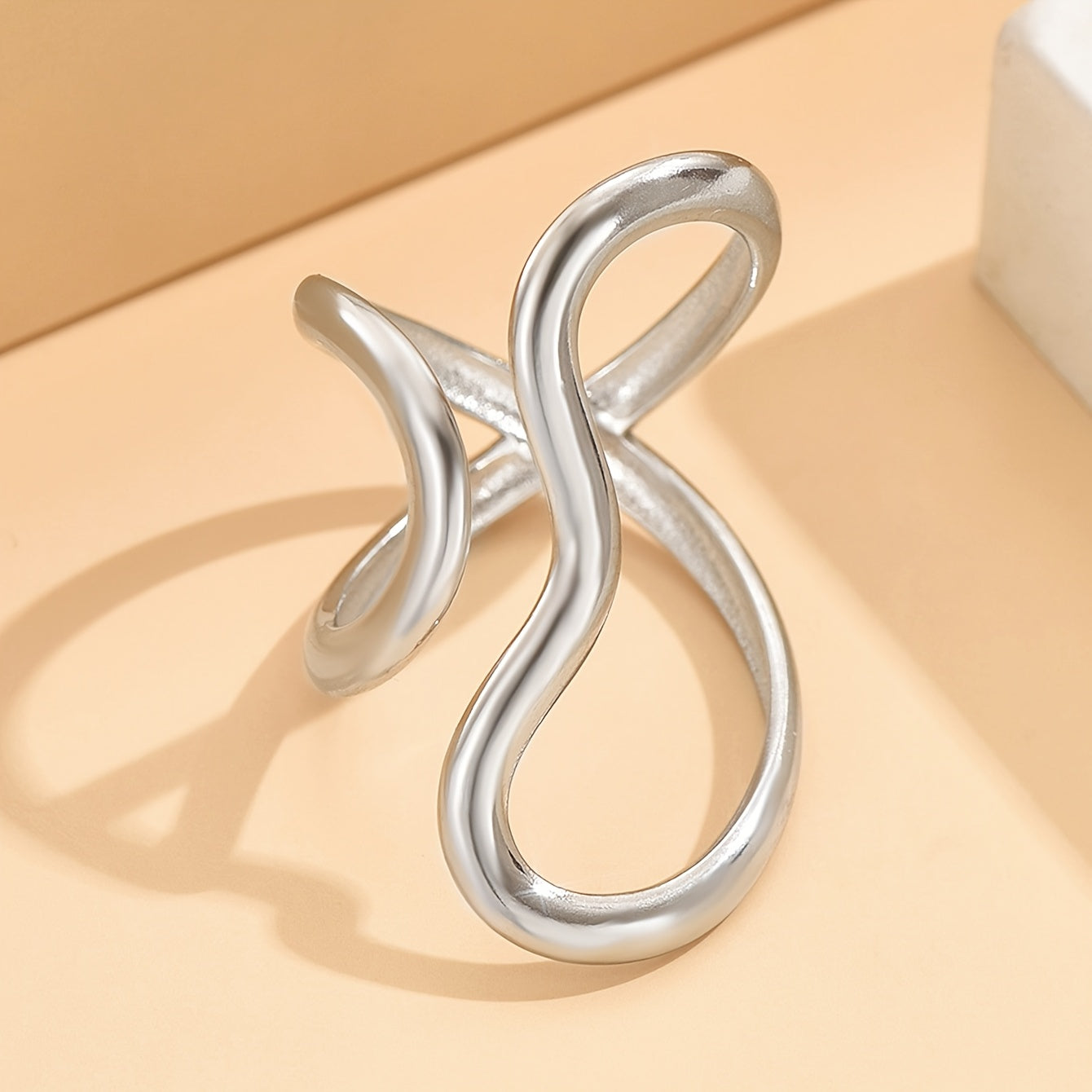 Anillo chic de onda asimétrica