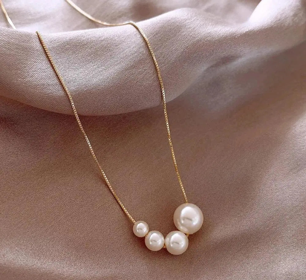 Collar elegante de oro con perlas de agua dulce