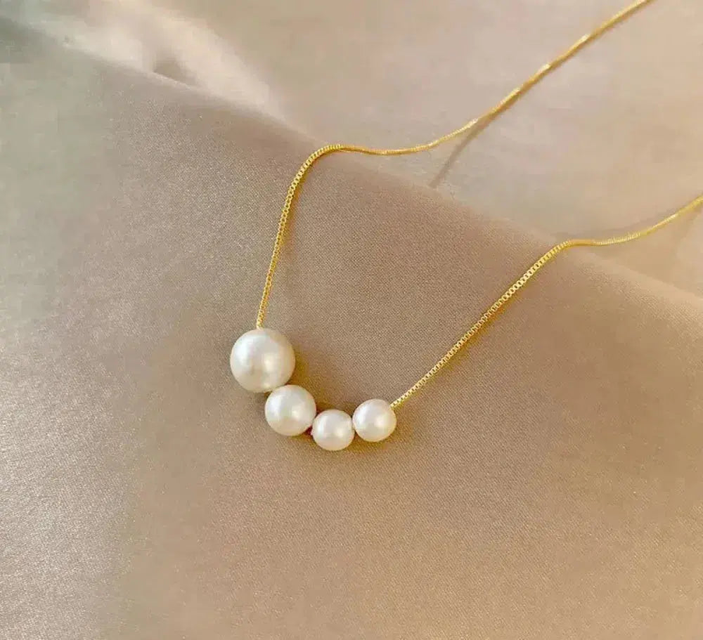 Collar elegante de oro con perlas de agua dulce