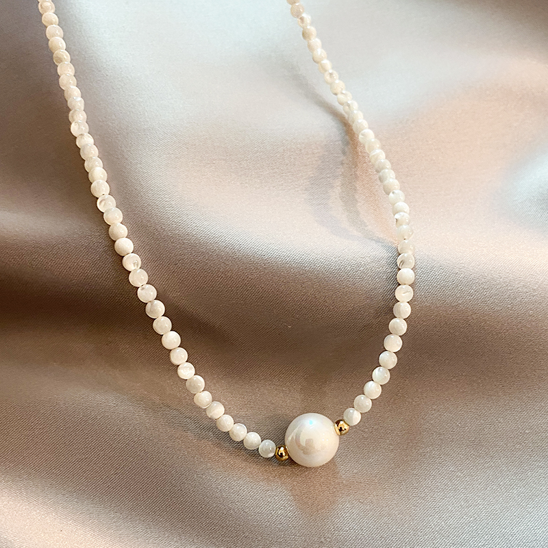 Collar elegante con perlas