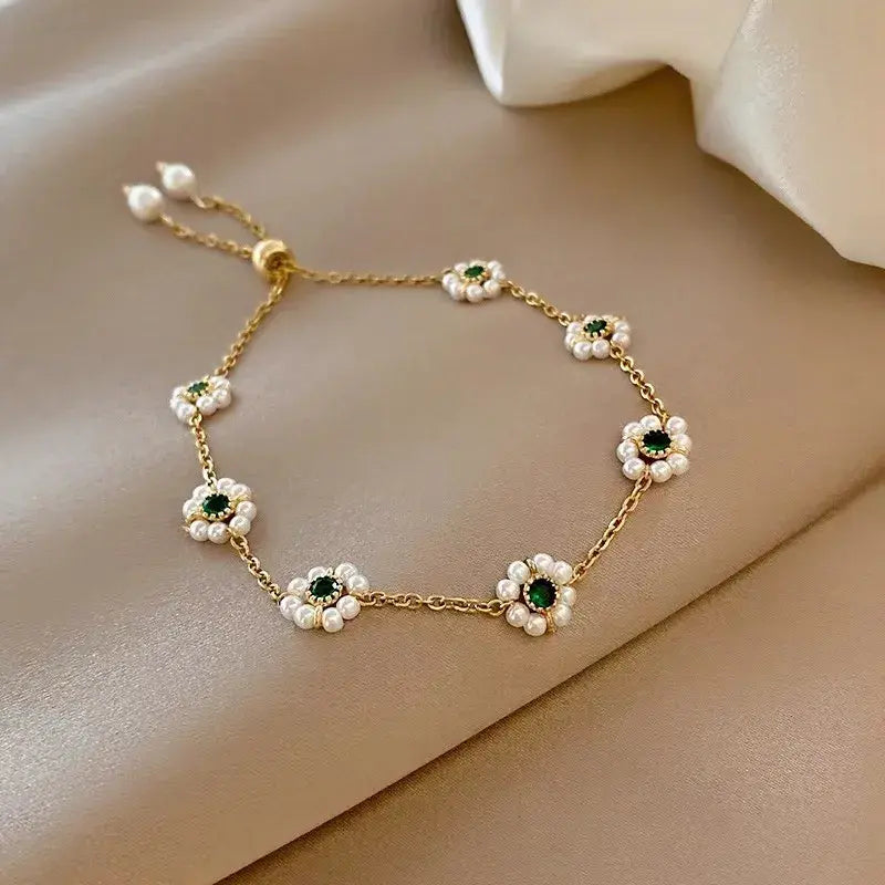 Pulsera elegante de margarita con cristales verdes
