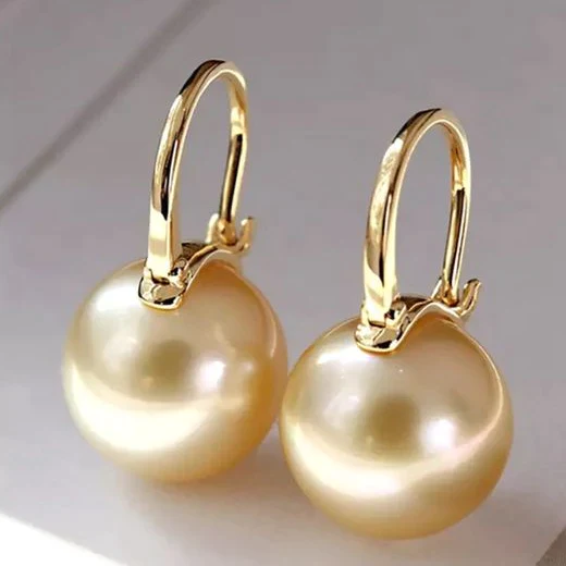 Aretes elegantes dorados con perlas