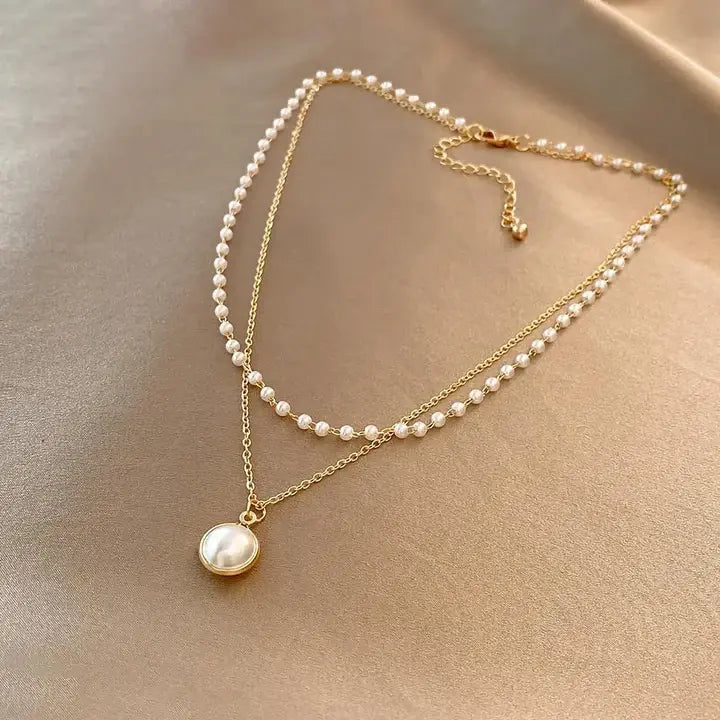 Collar elegante dorado con perlas