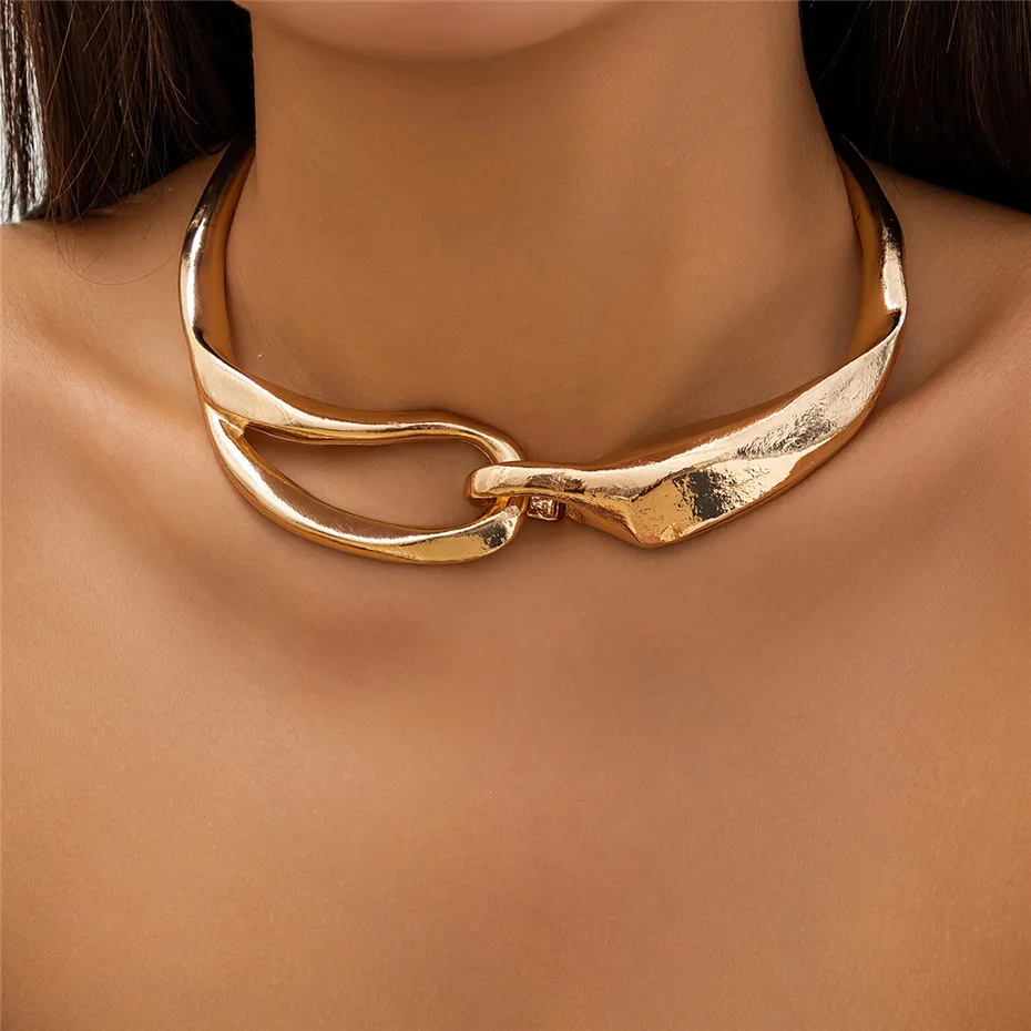 Collar gargantilla de cadena dorada texturizada y llamativa
