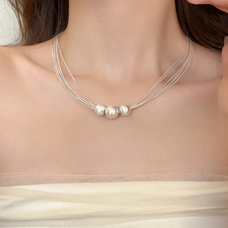 Collier superposé élégant en perles blanches