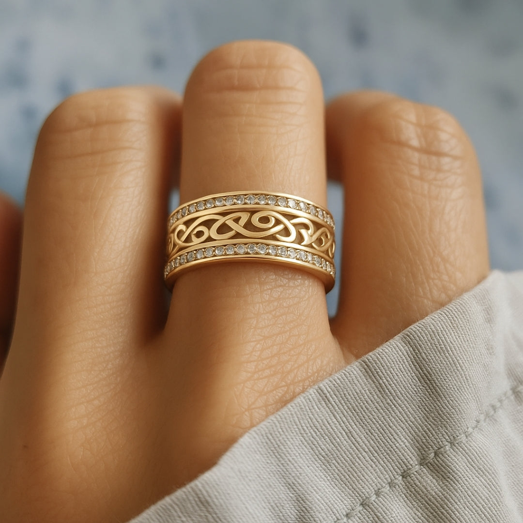 Anillo dorado brillante calado