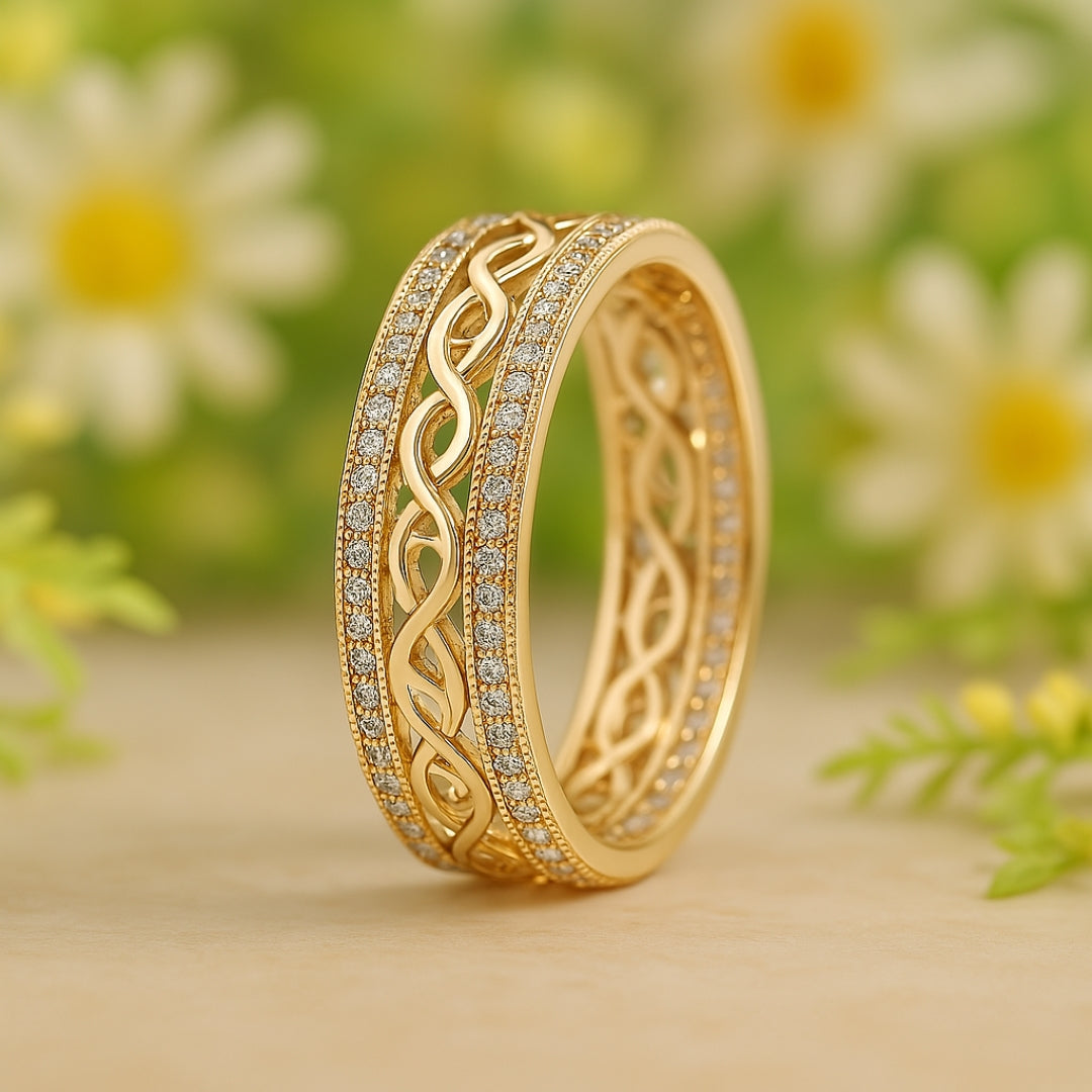 Anillo dorado brillante calado