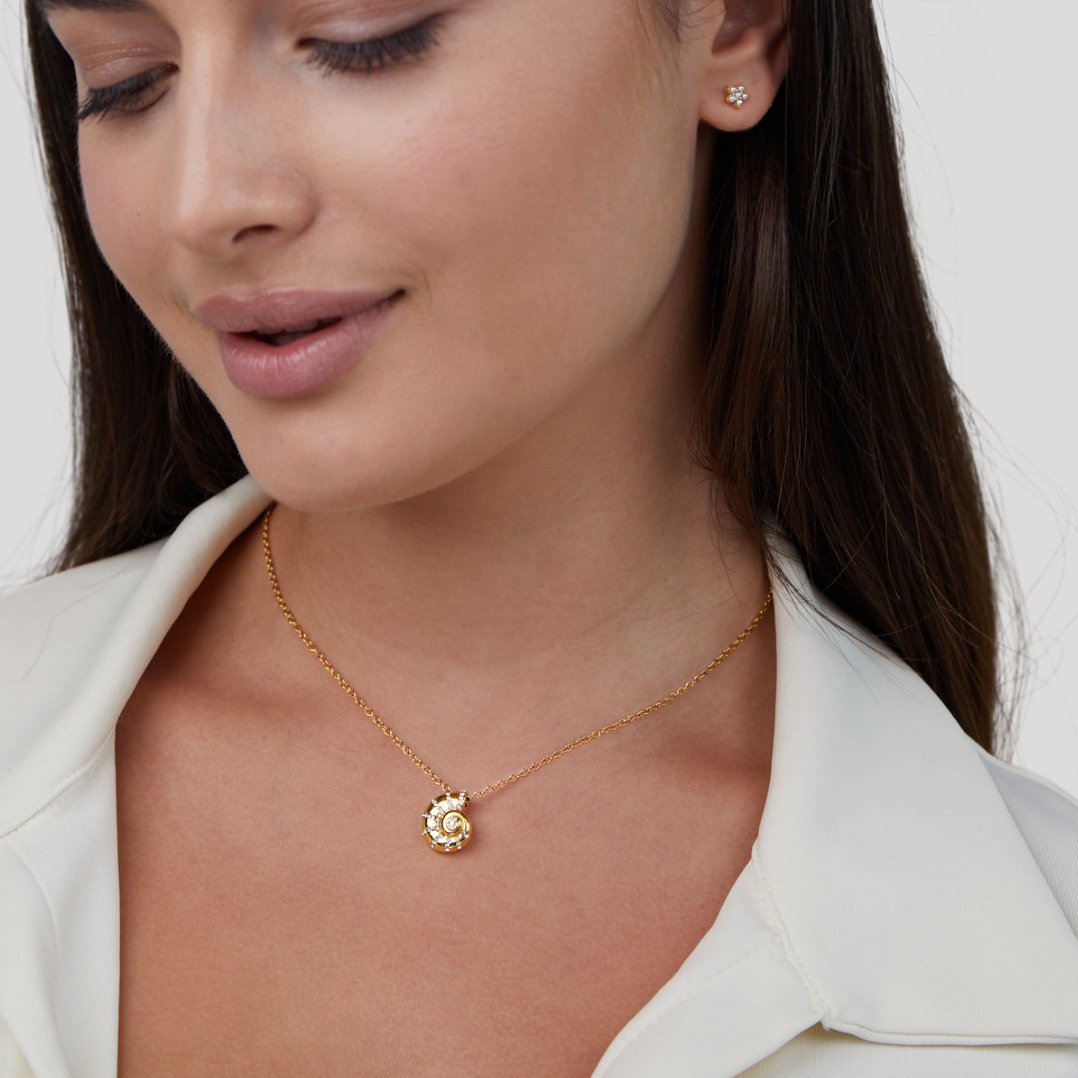 Collar con dije de concha de cristal