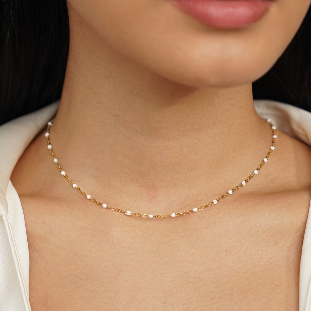 Collar minimalista con perlas blancas