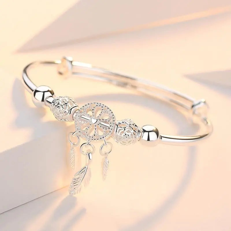 Pulsera plateada con dijes de atrapasueños