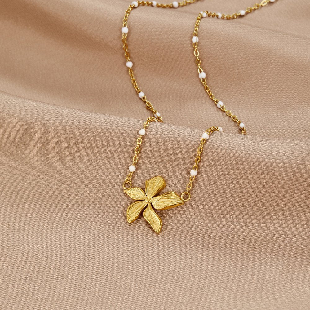 Collar elegante con flor dorada