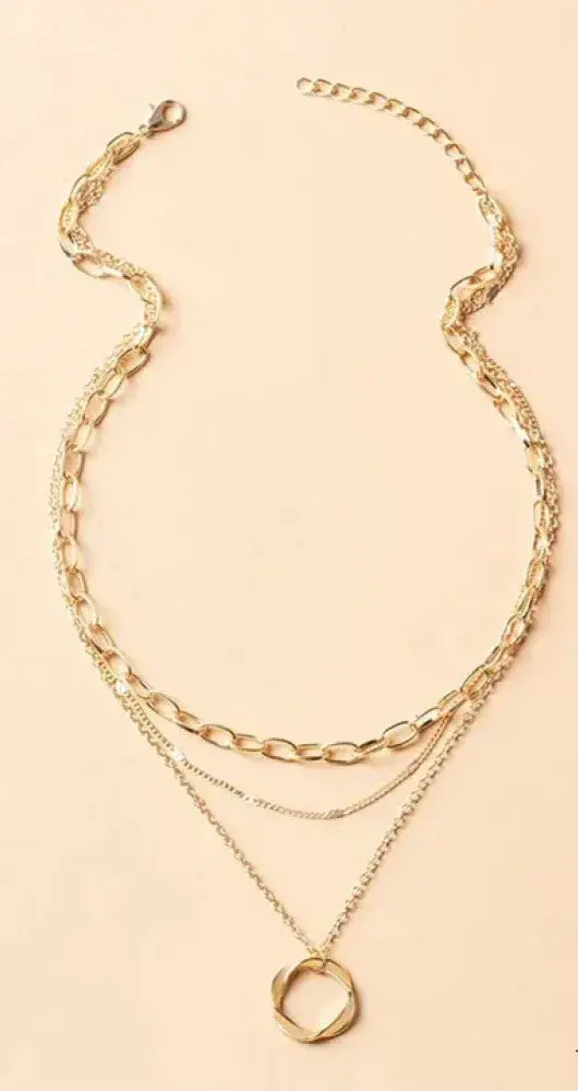Collana classica a strati in oro con ciondolo