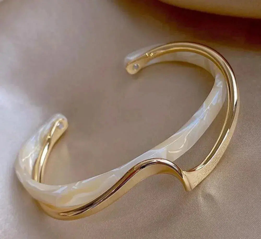 Pulsera dorada con ópalo blanco