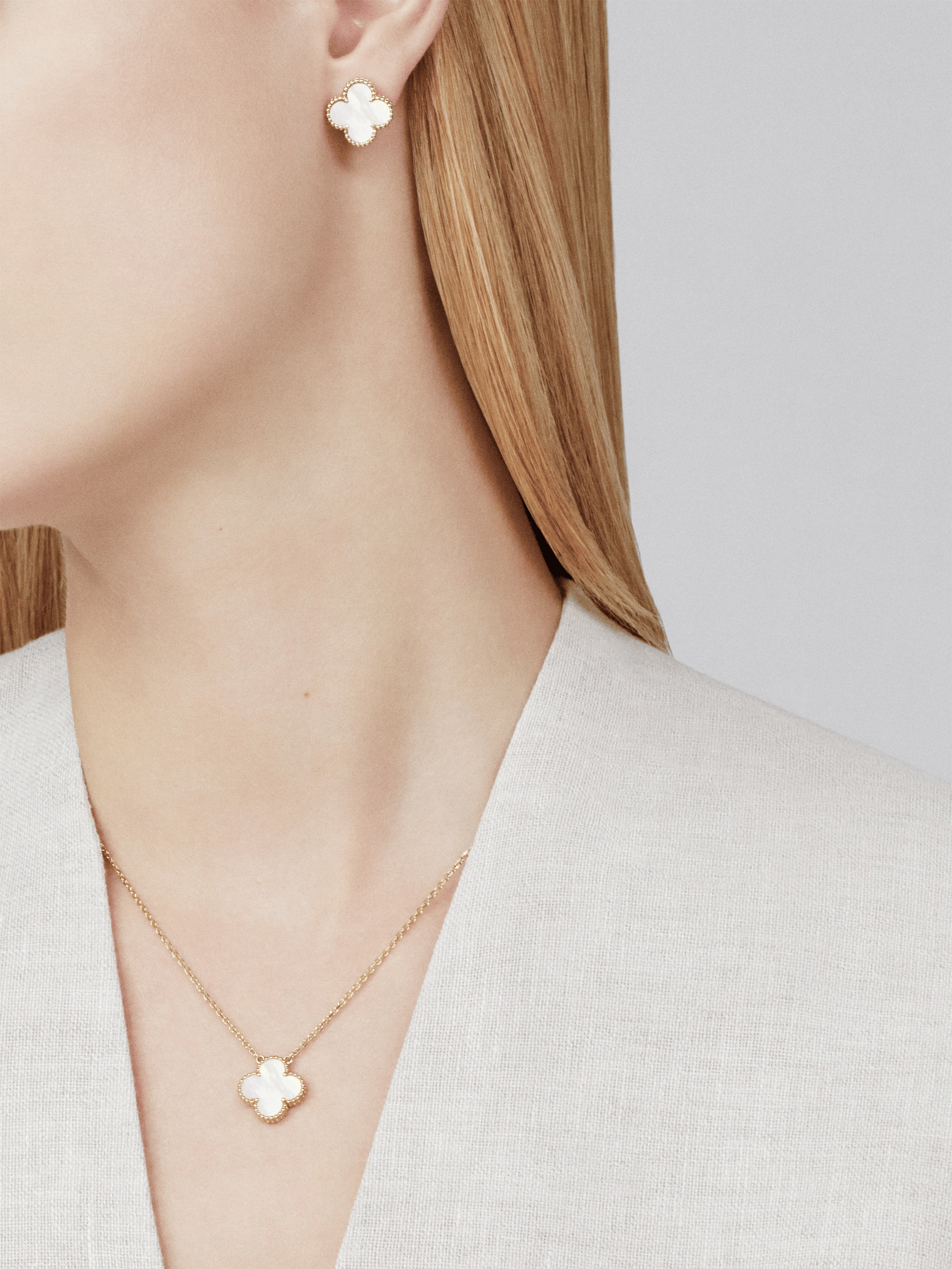 CLOVER | Collar Blanco/Dorado